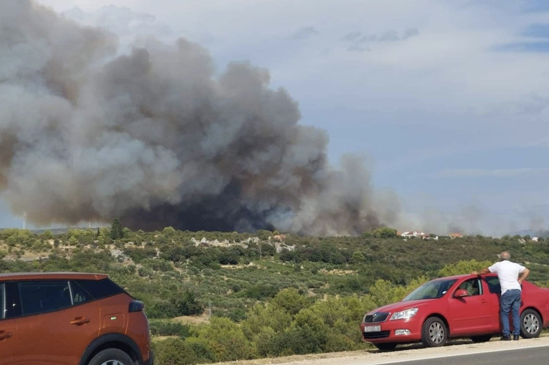 Na Hrvaškem izbruhnil velik požar (foto: Facebook/vatrogasci 193)