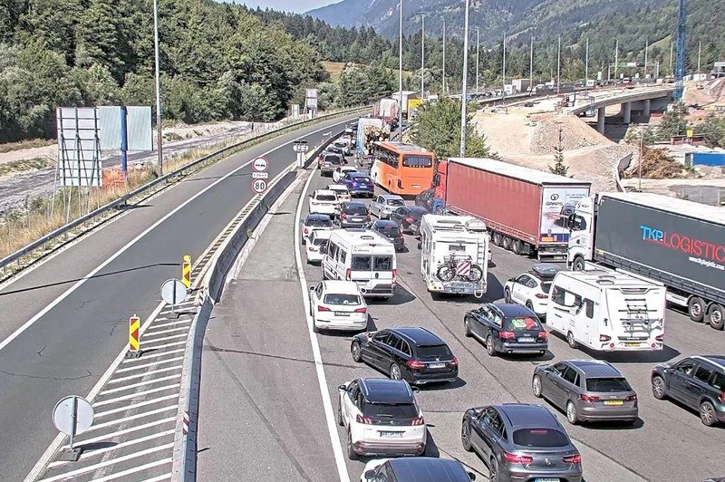 Pazljivo na cesti! V predoru Karavanke je zagorelo vozilo (foto: Facebook/Promet.si)