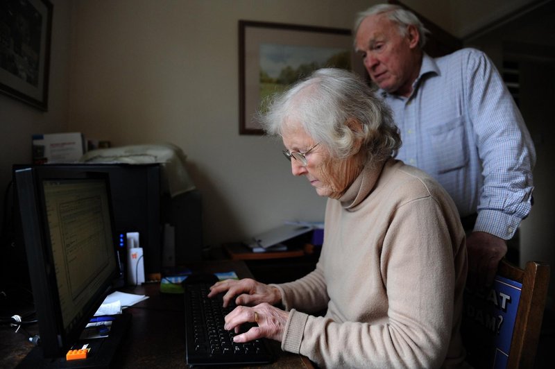 Do digitalnih bonov upravičenih le toliko ljudi, starejših od 55 let (foto: Profimedia)