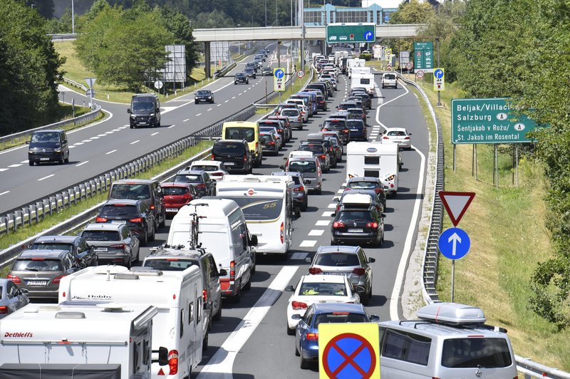 Previdno, če se odpravljate na pot: ceste polne pločevine in večkilometrskih zastojev! (foto: Bobo)