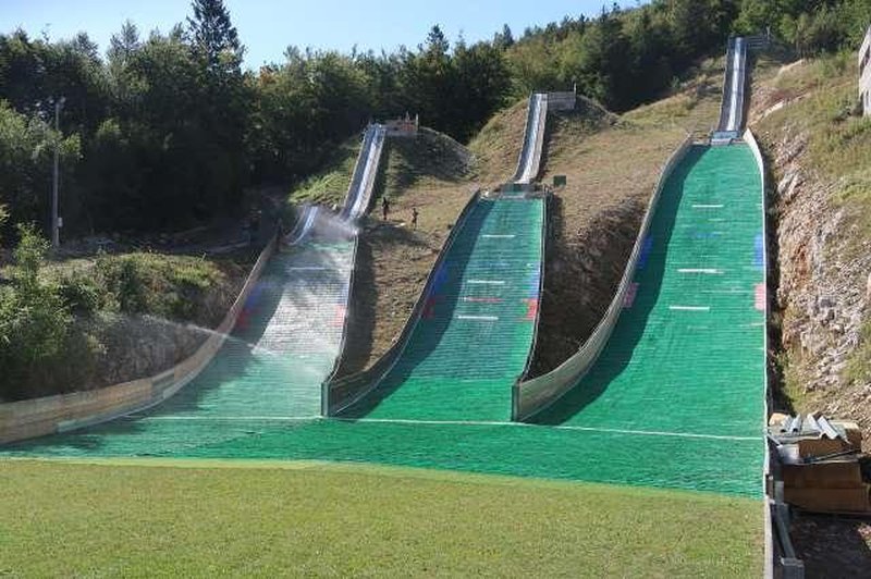 Slovenija ima po več letih prizadevanj in prostovoljnega dela nov skakalni center! (foto: STA)