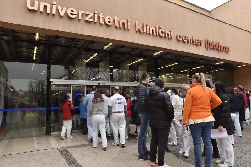 Se nam obetajo še daljše čakalne vrste v UKC Ljubljana? Pristojni svarijo pred KOLAPSOM sistema (foto: Bobo)