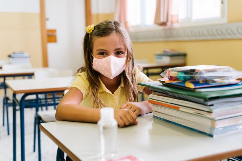 Učence in dijake bodo v lekarnah čakali brezplačni testi: kaj bo s tistimi, ki se ne bodo želeli testirati? (foto: Profimedia)