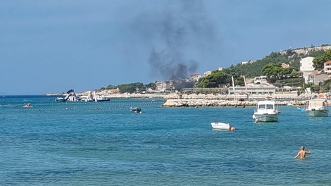 Na priljubljeni hrvaški plaži je prišlo do požara