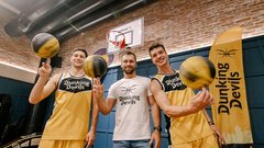 Dunking Devils pripravljajo 90-minutni cirkuško-akrobatski SPEKTAKEL z zvezdniško zasedbo