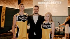 Dunking Devils pripravljajo 90-minutni cirkuško-akrobatski SPEKTAKEL z zvezdniško zasedbo