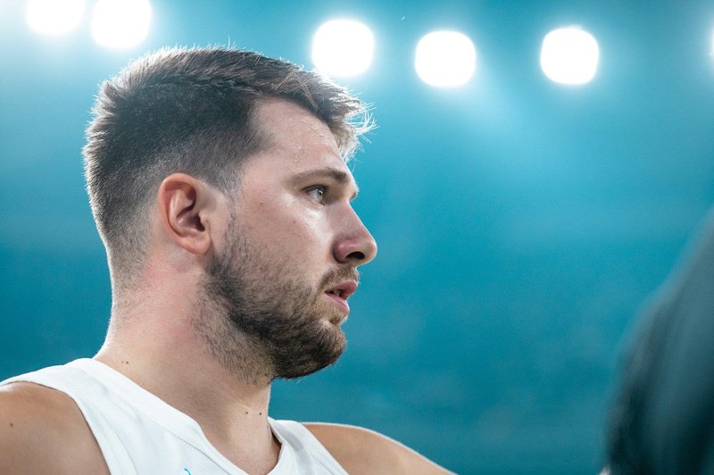 Luka Dončić skozi oči svetovno priznanega športnega novinarja: bo o superzvezdniku zares napisal KNJIGO? (foto: Facebook/Košarkaška zveza Slovenije)