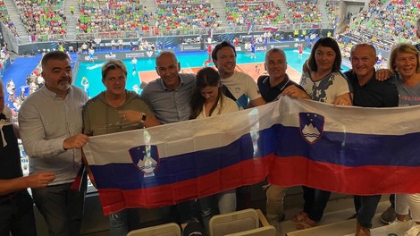 FOTO: To so znani obrazi, ki so v boju proti Francozom na tribuni podpirali slovenske odbojkarje