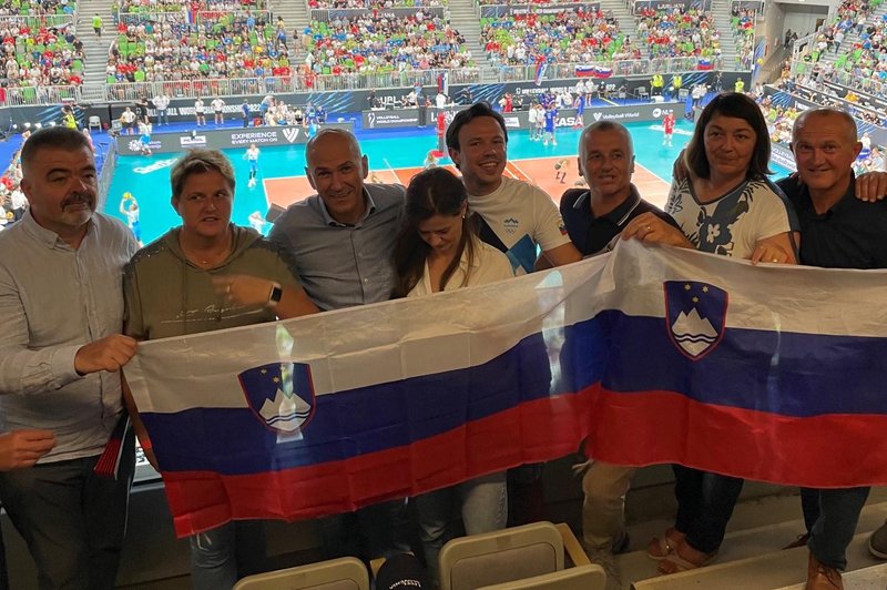 FOTO: To so znani obrazi, ki so v boju proti Francozom na tribuni podpirali slovenske odbojkarje (foto: Twitter Janez Janša)