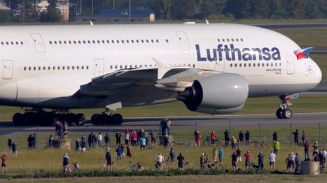 Lufthansa imetnike vozovnic prosi, naj ne hodijo na letališča: med njimi so tudi Slovenci