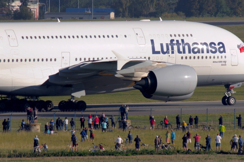 Lufthansa imetnike vozovnic prosi, naj ne hodijo na letališča: med njimi so tudi Slovenci (foto: Profimedia)