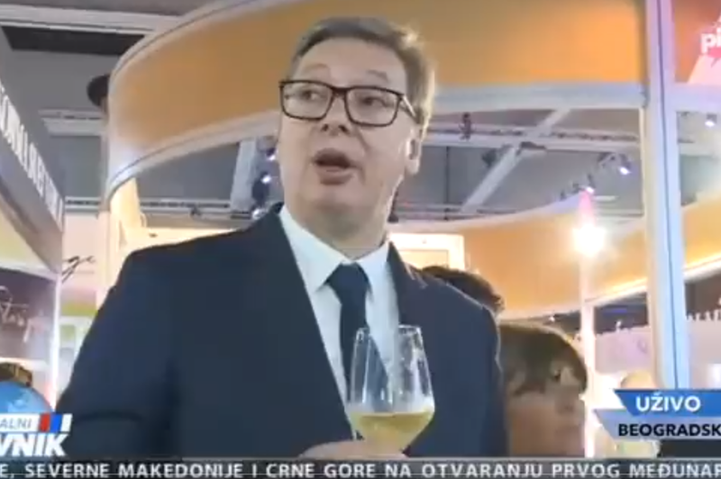 Srbski predsednik Vučić po več kot sto kozarcih vina: "To zame ni nič, v soboto pridem spet" (foto: Posnetek zaslona/Twitter/FeljtonRs)