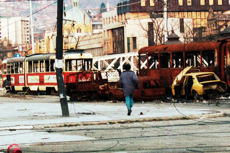 Šokanten film slovenskega režiserja: "Bogati tujci so plačevali, da bi ubijali ljudi v obkoljenem Sarajevu." (foto: profimedia)