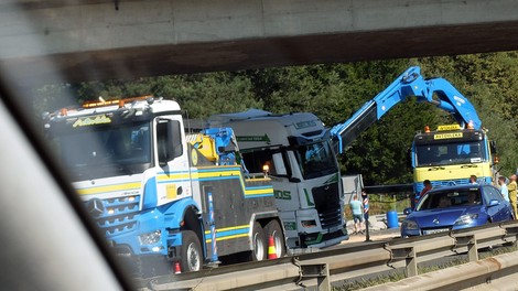 FOTO: Prometna nesreča zaprla ljubljansko obvoznico