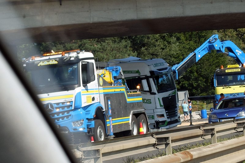 FOTO: Prometna nesreča zaprla ljubljansko obvoznico (foto: Bobo)