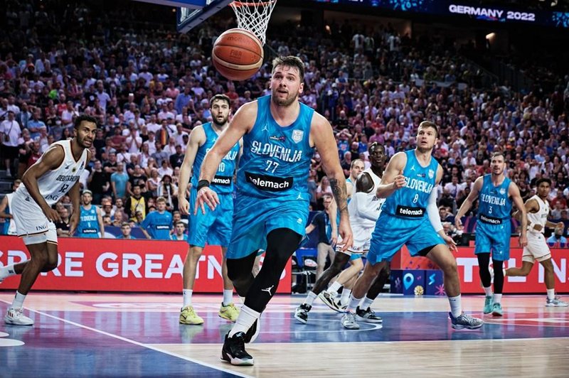 Borba do konca: "Očitno je Tobeyju pred tekmo kdaj pa kdaj treba zviti gleženj" (foto: Twitter/Basketball Evolution)