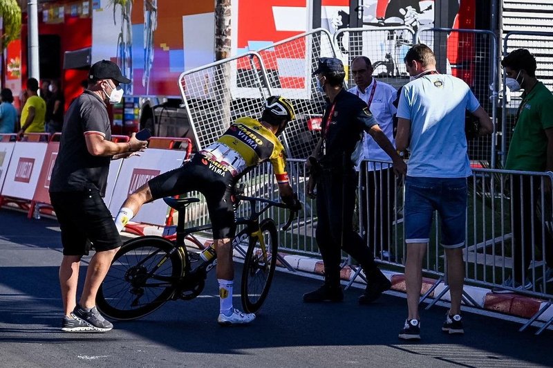 FOTO: Tako grdo je Roglič padel tik pred ciljem! (foto: Profimedia)