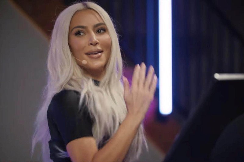 Kim Kardashian spet šokirala: tako je danes videti njena gola zadnjica (foto: Profimedia)