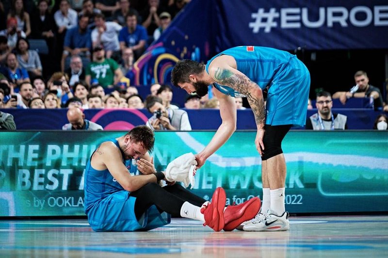 (FOTO) Francozi močno poškodovali Dončića: tekla je kri! (foto: FIBA)