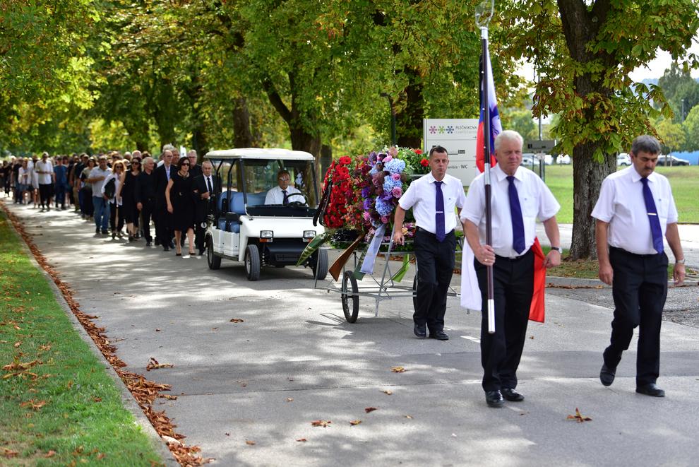 Na poslednje počivališče so ga zbrani pospremili v dolgi koloni. Na vozičku so v objemu pisanih rož vozili žaro.