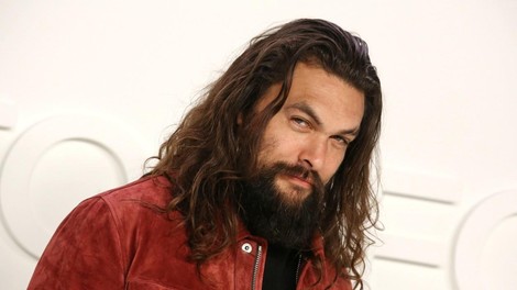 Oboževalke so v šoku: Jason Momoa je rekel ’aloha’ svojemu seksi zaščitnemu znaku