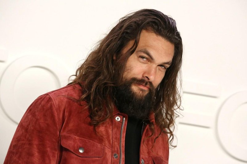 Oboževalke so v šoku: Jason Momoa je rekel ’aloha’ svojemu seksi zaščitnemu znaku (foto: profimedia)