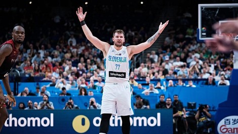 Slovenija v četrtfinalu EuroBasketa: kletvice na klopi in nezadovoljstvo navijačev