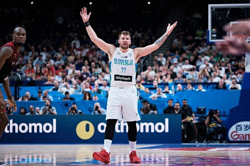 Slovenija v četrtfinalu EuroBasketa: kletvice na klopi in nezadovoljstvo navijačev (foto: Fiba)