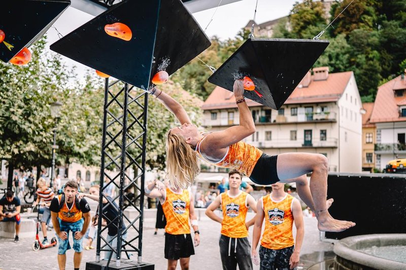 Ročkanje nad Ljubljanico spominja na adrenalinske posnetke plezanja po skalnih previsih nad morjem. (foto: Nik Bertoncelj)