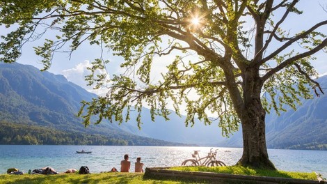 Prekomerni turizem: je slovenska rešitev res lahko le postavitev zapornice v Bohinju?