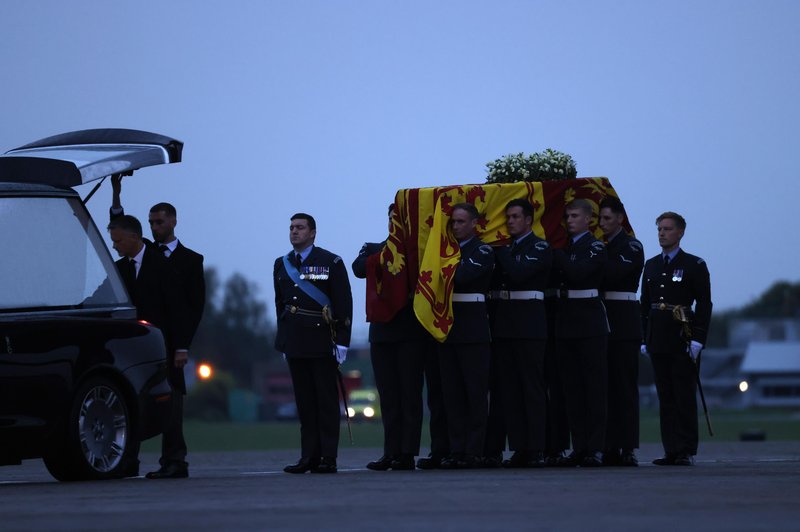 Krsta s posmrtnimi ostanki Elizabete II. že v Londonu, kdo jo je spremljal? (foto: Profimedia)