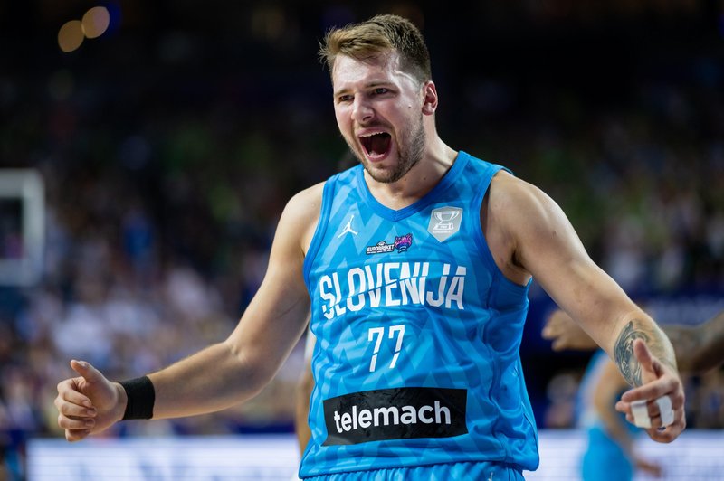 Oboževalci trepetajo zaradi Dončićevega zvitega gležnja, bo košarkarski as še lahko zaigral na EuroBasketu? (foto: Twitter/Bleacher Report)