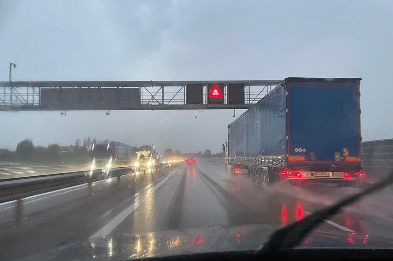 Izjemno nevarno! Zaradi dežja se mnogi udeleženci prometa ustavljajo – tudi na avtocesti (foto: Uredništvo)