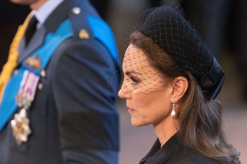 Kako lepa gesta! Tako se je Kate Middleton poklonila pokojni princesi Diani (foto: Profimedia)