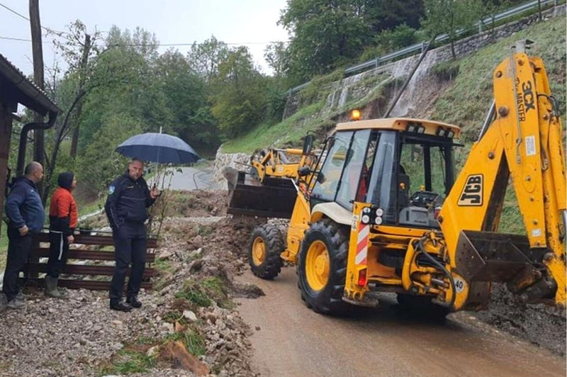 Huda ura na Kobariškem: zaradi grozečega podora morali evakuirati družino (foto: Gasilska enota Kobarid)