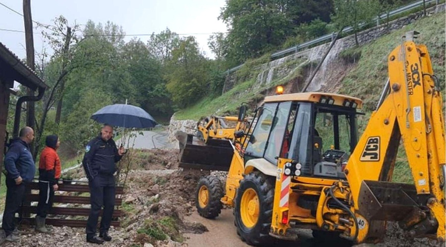 Huda ura na Kobariškem: zaradi grozečega podora morali evakuirati družino (foto: Gasilska enota Kobarid)