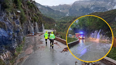 (FOTO) Slovenijo zajele poplave: zaradi plazu se je udrla cesta