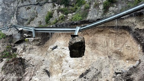 Strašne FOTOGRAFIJE: hudourniki na Kobariškem in Bovškem rušijo ceste