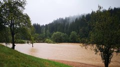 Rdeči alarm za najvišjo stopnjo nevarnosti! Poleg poplavljanja rek grozijo tudi zemeljski plazovi