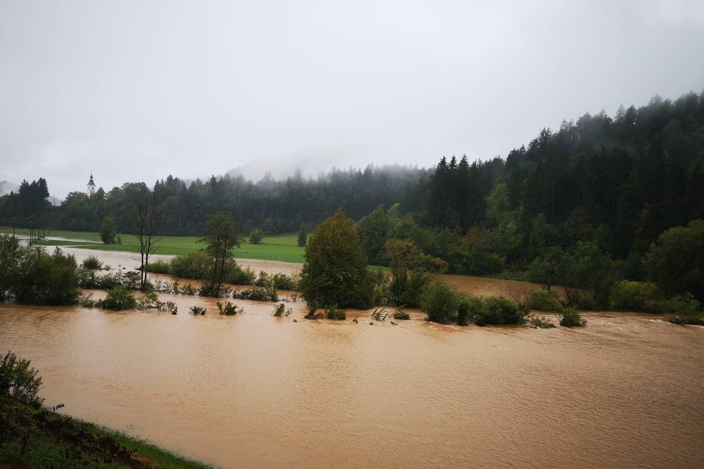 Reka Sora je poplavila travnike, Ledinico pri Žireh in Županov kot na Selu pri Žireh.