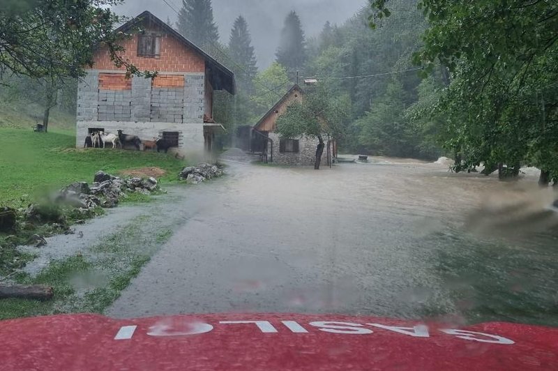 (OCENA ŠKODE) Vodna ujma konec prejšnjega tedna močno prizadela dve občini, ki sami ne zmoreta sanacije (foto: Facebook/Občina Osilnica)