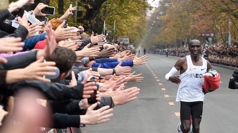 Podrl je svetovni rekord, ki ga je postavil sam! Poglejte, kako hitro je pretekel maraton