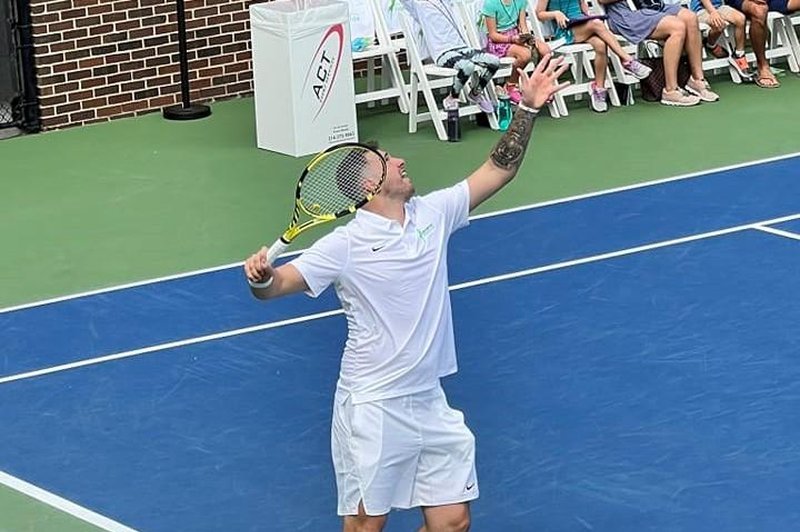 Ali Dončić zna igrati tenis? Nowitzki pravi, da "misli, da je boljši, kot je v resnici" (foto: Facebook/Navijaci Luke Doncica)