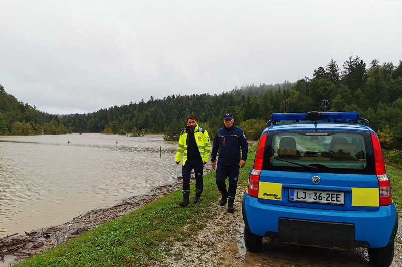 Gasilci so imeli polne roke dela zaradi poplav, se bo vreme v prihodnjih dneh umirilo? (foto: Facebook/Civilna zaščita Logatec)