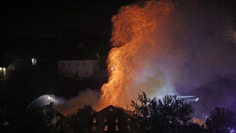 FOTO: Velik požar v Kranju pogašen, zadrževanje v okolici prepovedano!