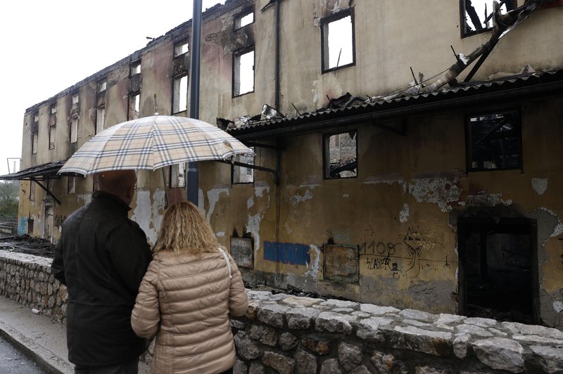 Kaj bo z nevarno stavbo v Kranju, ki ogroža varnost mimoidočih? (Nedavno se je že porušil del objekta) (foto: Bobo)