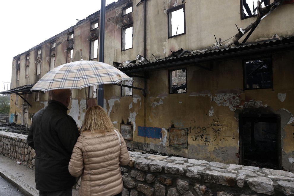 Gasilcem je ponoči uspelo ukrotiti ognjene zublje, ki so zajeli Majdičev mlin v Kranju. Kljub temu pa tam ostaja v veljavi omejitev gibanja, saj obstaja nevarnost, da bi se stavba podrla.