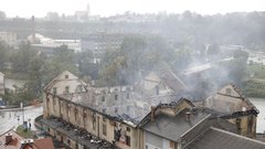 Skupaj je bilo na terenu 133 gasilcev in okoli 1. ure jim je požar uspelo omejiti. Ogenj so pogasili, zaradi posameznih žarišč pa nekaj gasilcev še ostaja na terenu.