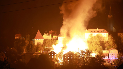 VIDEO: Sredi Kranja izbruhnil večji požar, z ognjem se borijo vse okoliške gasilske enote