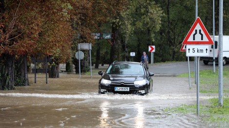 Na poti v službo? Pozor, zaradi obilnega dežja zaprte številne ceste